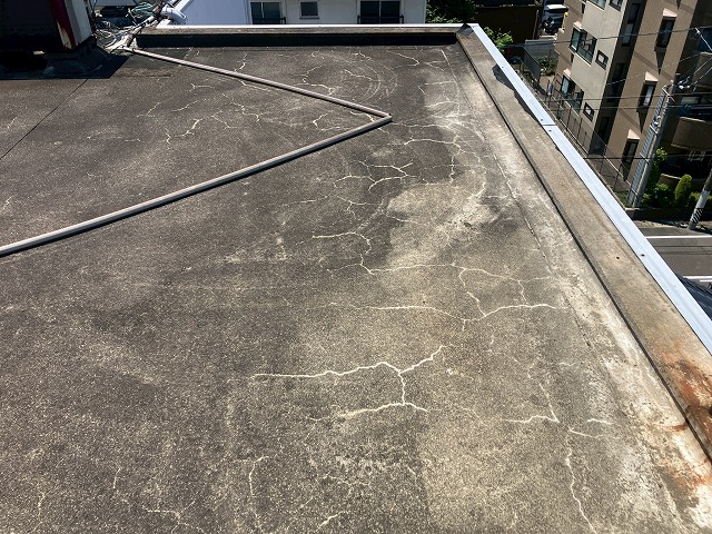 防水が劣化したビルの屋上